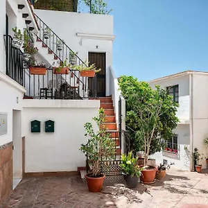 traditional-central-2-double-bed-apt-in-quiet-square.1costadelsol.com/